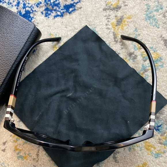 New in box Burberry Sunglasses - Picture 12 of 16